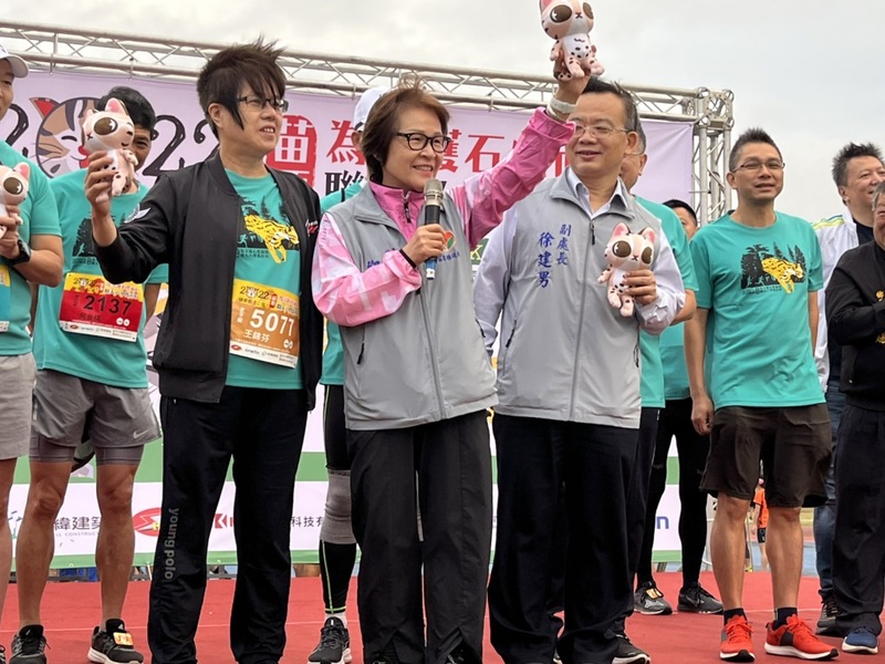 苗栗縣鄧桂菊副縣長為跑者加油打氣圖片