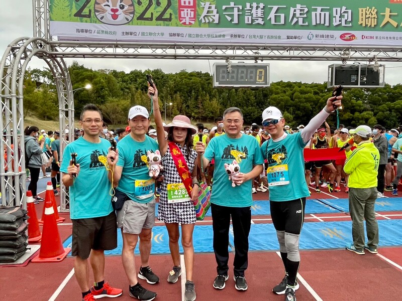 聯大李偉賢校長(右2)與鳴槍貴賓合影圖片