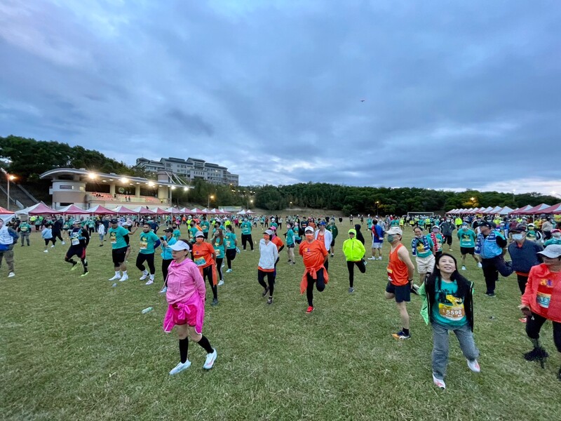 大會於起跑前帶領選手做熱身操圖片