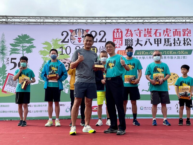 聯大柳文成副校長(前排右)頒獎給5K健康組第一名選手圖片