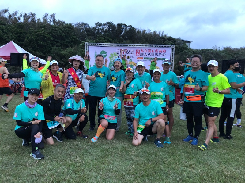 聯大李偉賢校長(後排左4)、活動代言人苗栗林志玲-張月廷小姐(後排左3)與跑友開心合影圖片