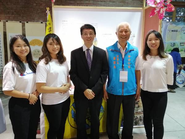 本校副校長柳文成(左3)和文創張雅筑同學(左1)、文創系陳姿樺同學(左2)、文創系蔡宜璉同學(右1)合影