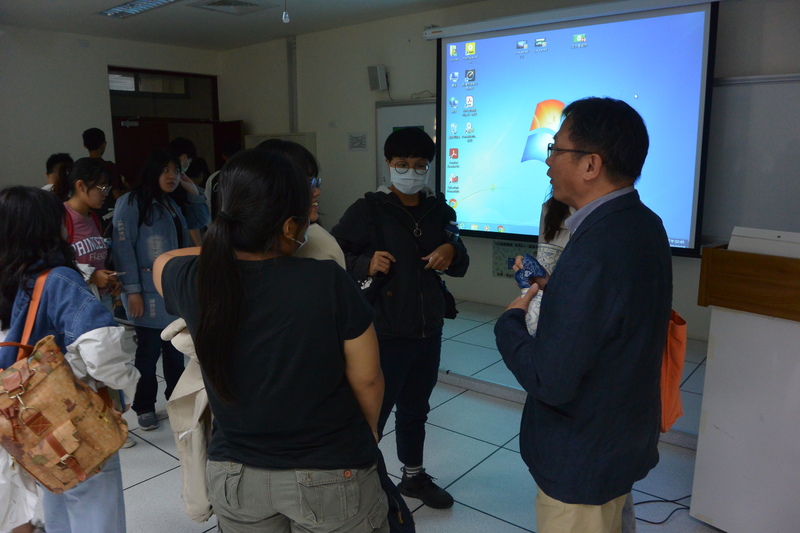 學生熱絡與老師請教海外實習情況圖片