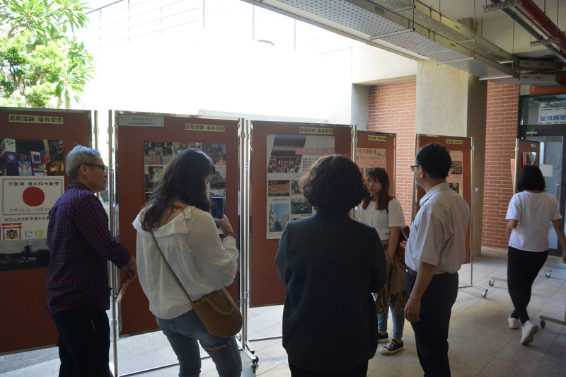 老師與學生觀看展覽圖片