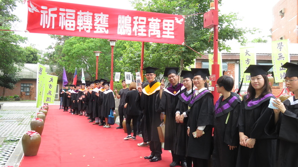 聯大師長帶領學生轉甕祈福