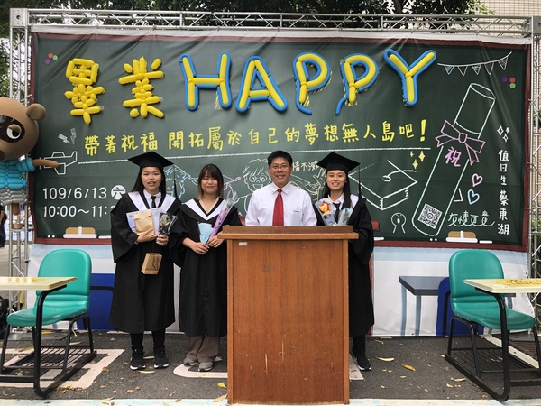 校長與畢業生合影