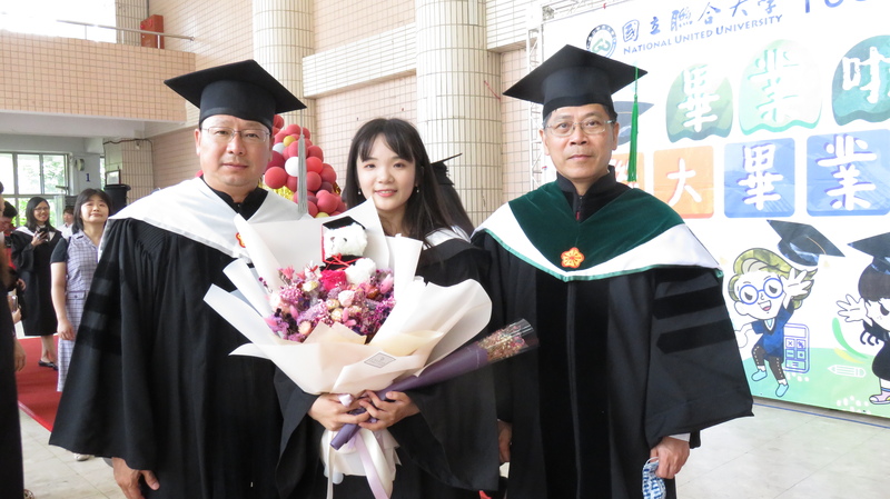 聯大校長蔡東湖(右1)和副校長張良漢(左1)和畢業生和影