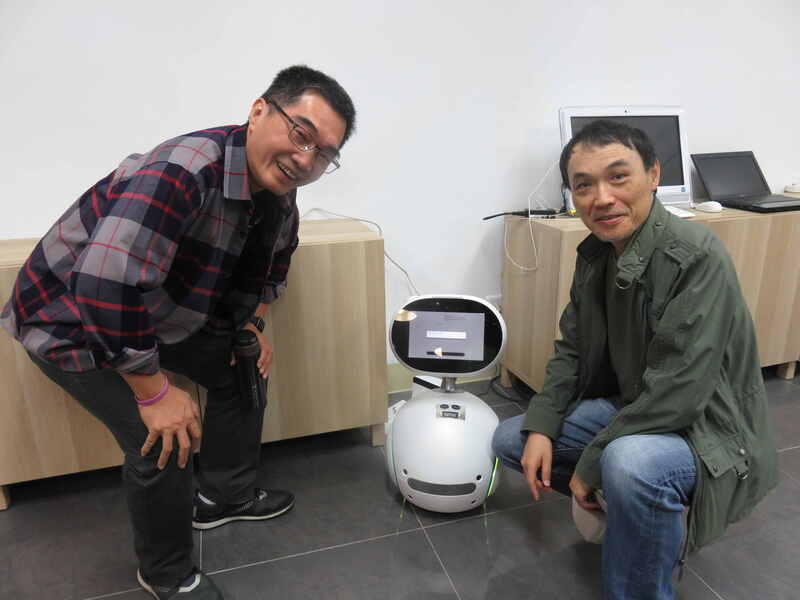 校務研究室主任周永平(右)和創新育成中心主任周念湘(左)與智慧居家機器人對話