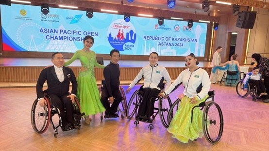 圖4、中華民國輪椅體育運動舞蹈協會團隊,參加世界帕拉舞蹈大賽泛太平洋錦標賽拿下好成績。本校文化創意與數位行銷學系楊文輝同學(中)。圖/黃美蘭提供。圖片