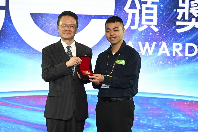 本校學生 葉易錩 同學代表團隊出席受獎，展現師生共同努力、研發成果落地的精彩瞬間。圖/韓欽銓老師提供圖片