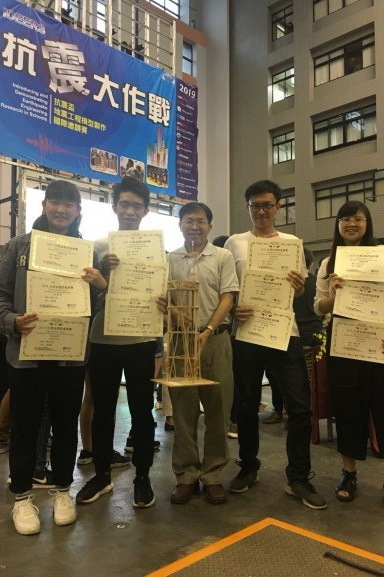 本校建築系張家澤(左1)、方兆玄(左2)、吳瑞玲(右1)及陳建安(右2)、在指導老師梁漢溪(中)帶領下參加2019 抗震盃-地震工程模型製作國際競賽榮獲三獎