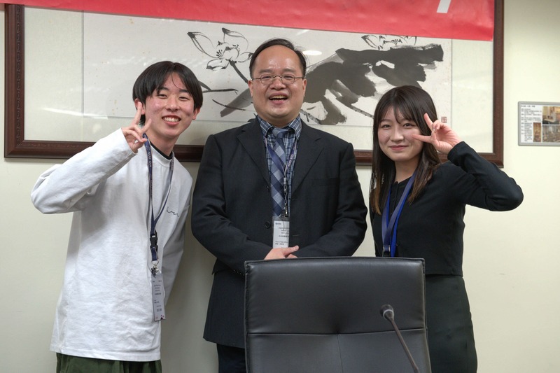 日本實習生與本校指導老師吳芳賓教授(中)相見歡圖片