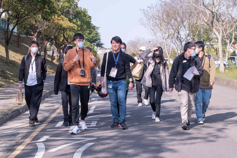 本校世界志工青年團協助校園導覽圖片