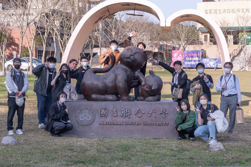 本校世界志工青年團協助校園導覽圖片