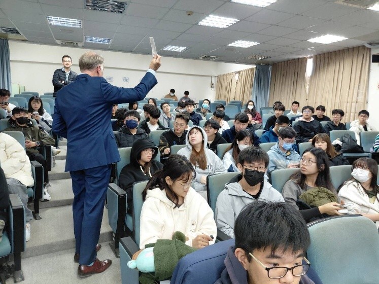 圖3.三位改變世界的英國企業家講座—學生踴躍參與有獎徵答圖片