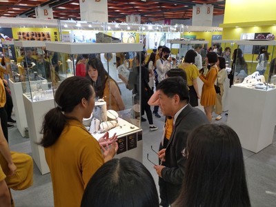 蔡校長一一仔細聽取同學們的產品介紹1