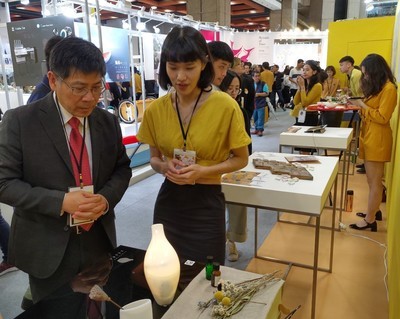 蔡校長一一仔細聽取同學們的產品介紹
