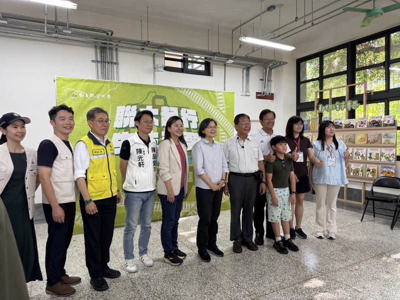 圖1.蔡英文前總統與陳品安議員蒞臨苗栗火車頭園區，參訪國立聯合大學設置之「聯大館」圖片