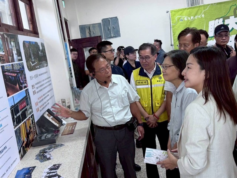 圖3.劉鳳錦副校長除介紹展館內容外，亦說明國立聯合大學整體發展與各系所特色圖片