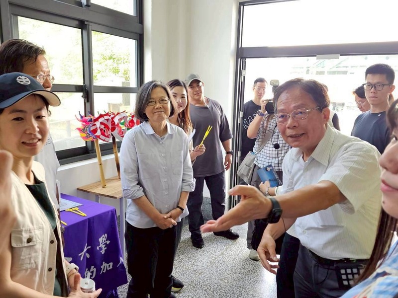 圖5.蔡英文前總統於參訪後表示，「苗栗火車頭園區」為其任內透過前瞻基礎建設計畫所推動之「浪漫台三線」重要成果之一圖片