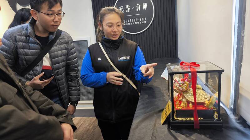 圖3.研究作者與統貿金屬葉總經理及研發人員說明作品設計特色圖片