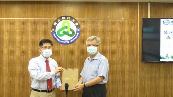 聯大校長蔡東湖(左)致贈紀念品給國軍臺中總醫院劉良毅主任