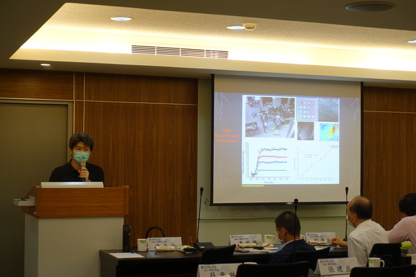 光電系許正治老師進行演講