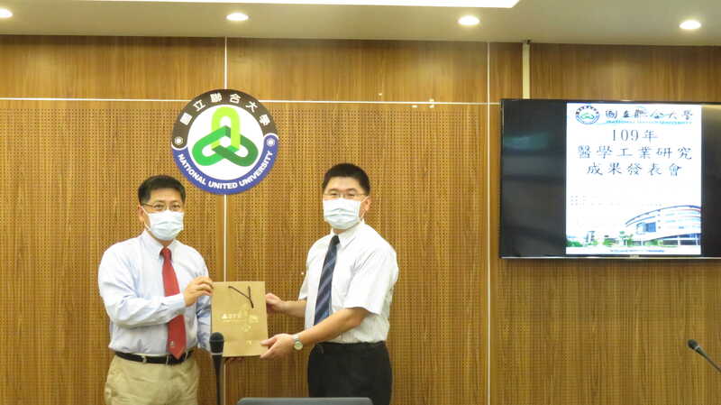 聯大校長蔡東湖(左)致贈紀念品給大千綜合醫院蔡建宗副院長
