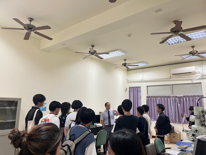 參訪材料系實驗室圖片