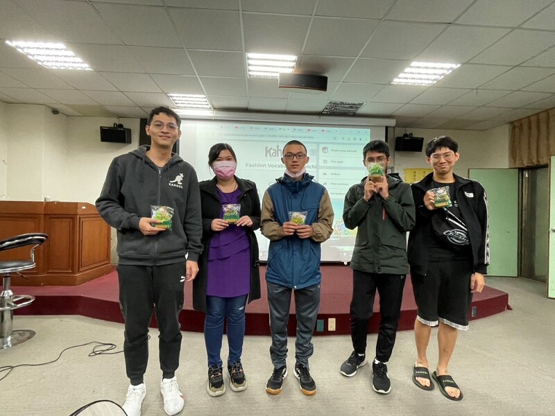黃老師(左2)贈送精美小禮物給獲勝同學圖片