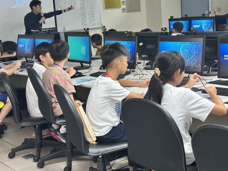 圖1.國立聯合大學舉辦暑期兒童AI夏令營，74位小學員上課認真、踴躍參與!圖片