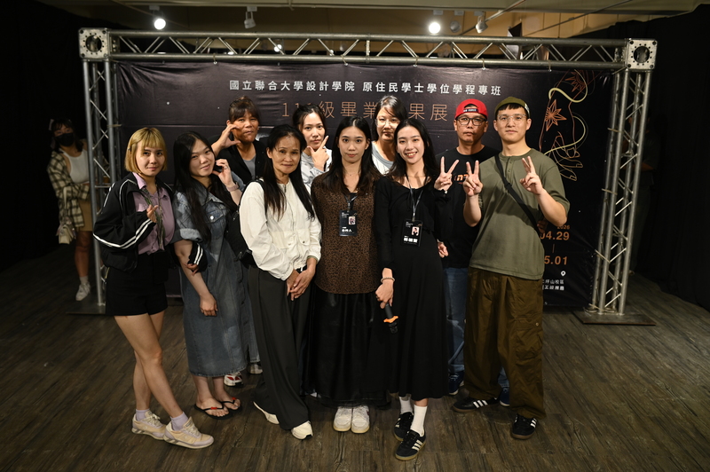 圖4.畢業生家長前來觀展，孩子加油打氣圖片