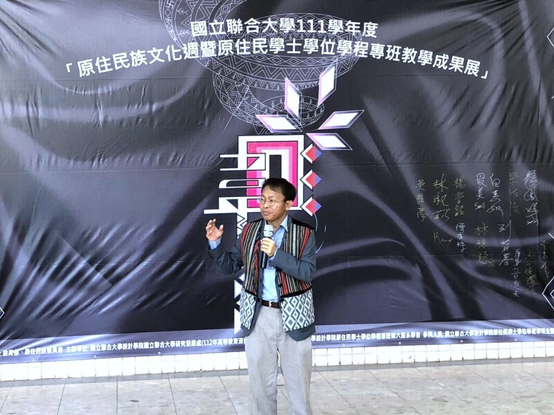 設計學院「梁漢溪院長」，上台致詞與勉勵。圖片