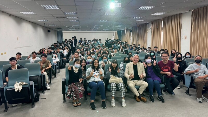 語文中心辦理EMI雙語演講,講者(第一排左4)與語文中心老師及參與學生合影圖片