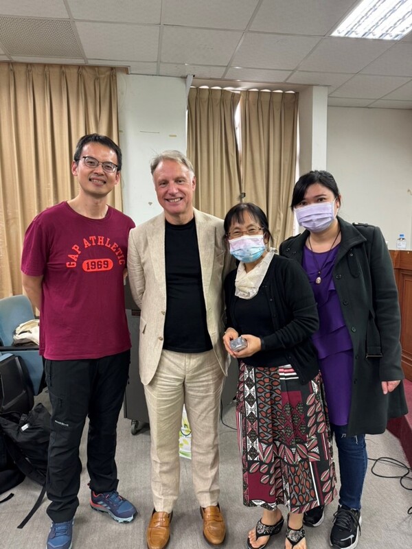語文中心老師們與講者合影圖片