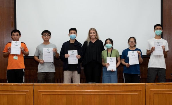 外籍教師頒發結業證書