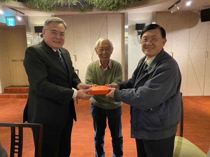 李偉賢校長與第56屆林榮慶理事長交接合影圖片
