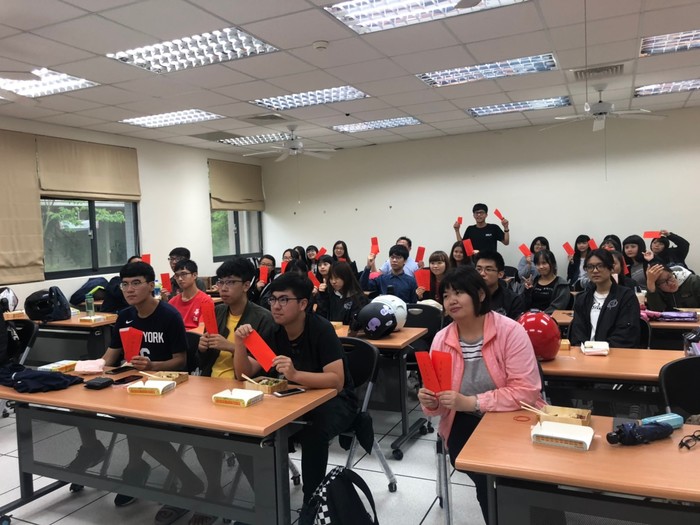 圖2:考取證照同學拿到獎勵紅包,紛紛喜上眉梢