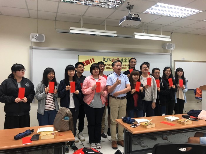 圖1:文觀系共計40人次考取考選部導遊領隊證照,馮祥勇系主任頒發獎金以資鼓勵同學