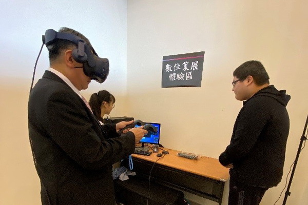 校長親自體驗客家VR展-「數位策展體驗區」