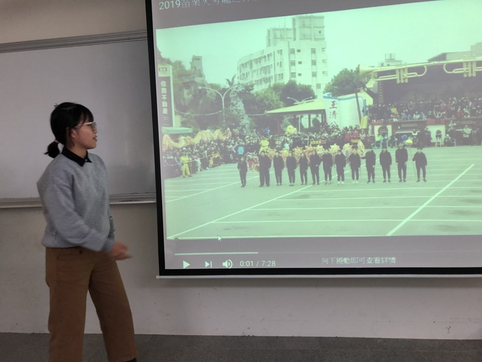 圖2:文觀一郭家伶同學介紹文觀系龍隊參加競賽情形