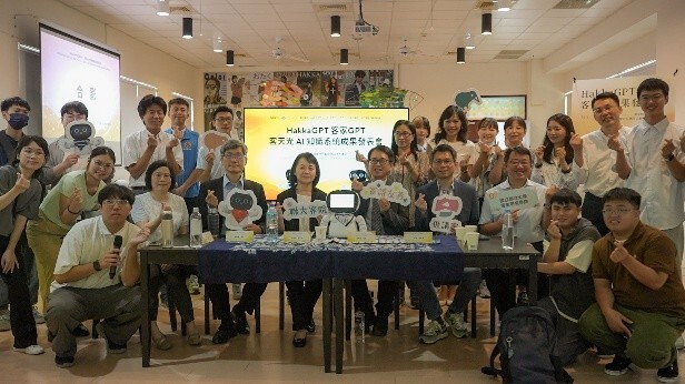 圖1.與會貴賓、計畫團隊及工作人員於「HakkaGPT客天光成果發表會」合影留念圖片