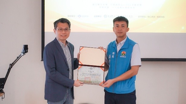 圖5.國立聯合大學丁川康副校長頒發感謝狀給苗栗縣政府文化觀光局，感謝苗縣府文觀局授權本校客家文化事典圖片