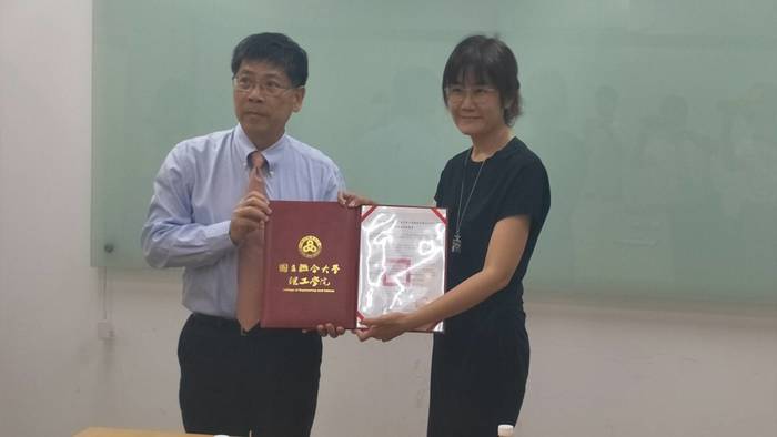 蔡東湖校長與二輪營銷部楊巧銀經理代表換約