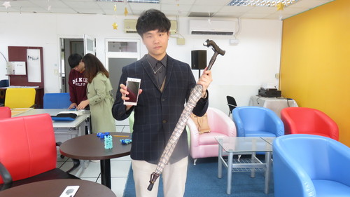 學生展示拐杖藍芽自拍傘-銀獎