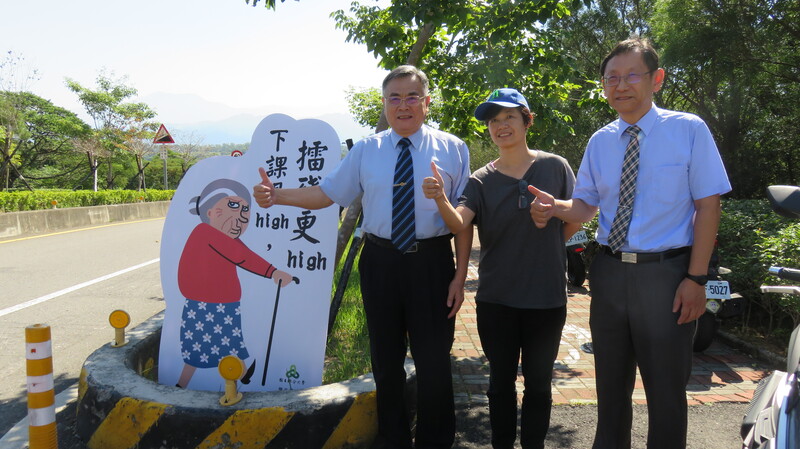 、副校長胡宣德(右1)和學務長吳翠松(右2)在安全騎車宣傳活動合影