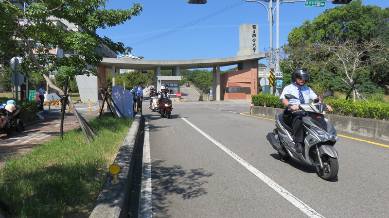 聯大校長李偉賢帶領學生示範在聯大路安全騎車