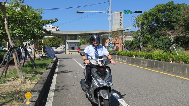 聯大校長李偉賢帶領學生示範在聯大路安全騎車1