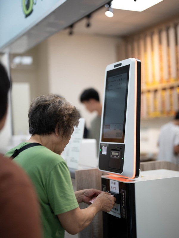 消費者操作  「無人拉麵店」點餐圖片