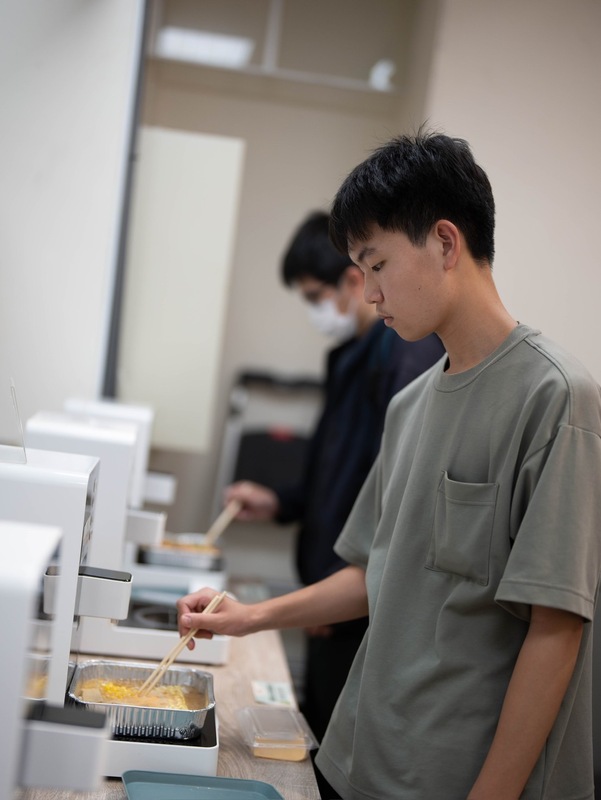 學生在機台上等待煮麵圖片